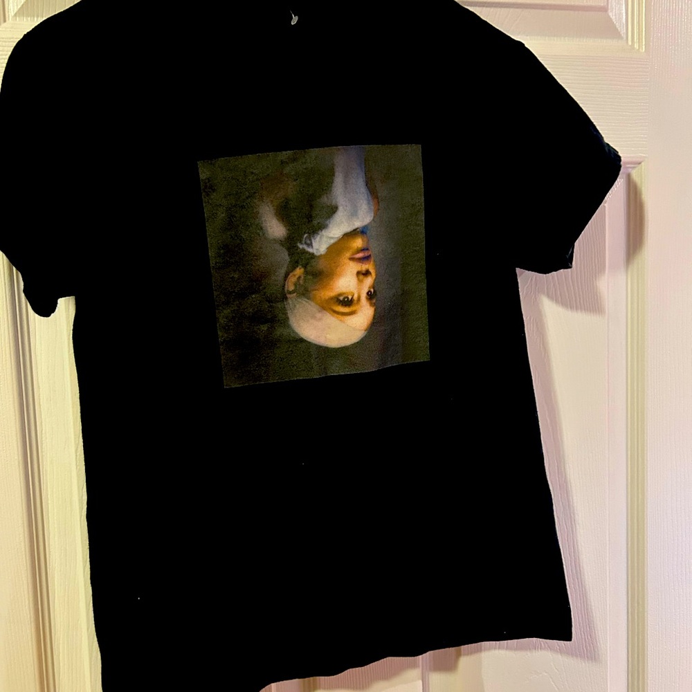 Ariana grande concert shirt - Picture 1 of 3